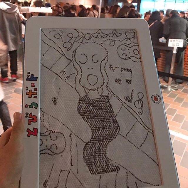 東京都美術館は、小学生にお絵かきボードが無料で貸し出されます。いつもそれで絵をを見ながらお絵かきするのが楽しいちなみに、ムンク展めちゃ混みです。1月20日(日)までやっています。#お絵かき大好き#東京都美術館#東京都美術館ムンク展 #ムンク展 #小学生